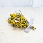 ミモザと水色のラークスパーのスワッグ（グリーンの蕾も爽やかで可愛い、国産ミモザを使っています。）