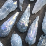 2個 Mサイズ ラフロック クリスタル 水晶 ドロップ スティック 原石 穴あり クレオ穴 ABコーティング 天然石 パーツ 素材 粒売り ブルー 再販