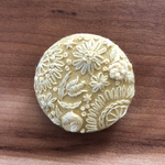 刺繍くるみボタン（ヘアゴム/ブローチ）