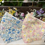 春だ！❤2枚670円　セール❤️リバティ風　大きめ　4層　立体　ノーズワイヤー　アジャスター付き　花柄　大人マスク❤️送料無料❤️