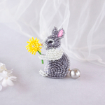 花うさぎさんのビーズ刺繍ブローチ［グレー×白うさぎ］