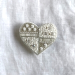 ﾋﾞｰｽﾞ刺繍ﾌﾞﾛｰﾁ ﾊｰﾄ ﾊﾟｯﾁﾜｰｸ 白
