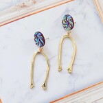 ぶらぶらした手のピアス