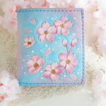 ＊ 澄みわたる空と桜の二つ折り財布