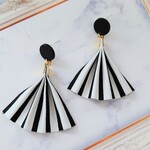 ストライプのモノクロタッセルピアス