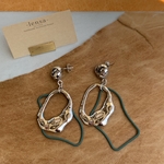 688.シルバー×グリーンの変形ピアス lensa