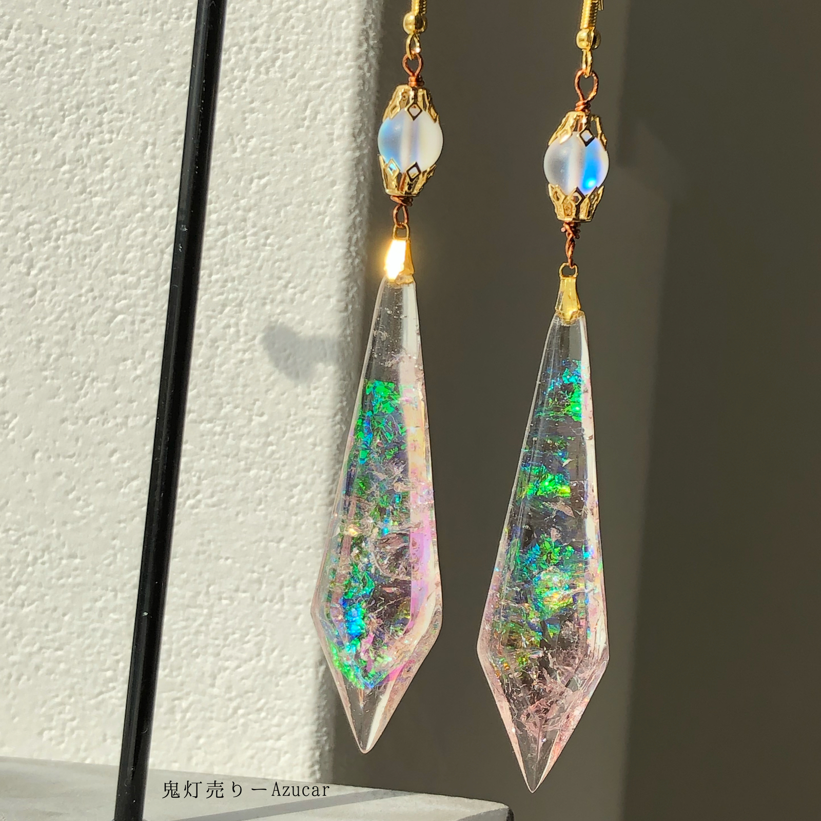 再販】桜色のガラス 大ぶりペンデュラム レジン鉱物 ピアス