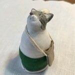 緑ズボンの猫 見上げる