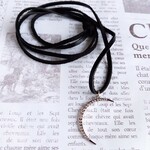 本革紐×クレセントムーンのペンダントネックレス