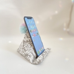 三角スマホクッション　ダマスク柄　ふんわり　安定感