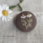 カモミールの刺繍ブローチ(茶色)