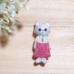 ネコの刺繍ブローチ  〜苺姫〜