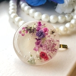 淡いゴールドに赤花のポニーフック