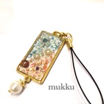 《最終値下げ》お花畑とパールの舞う世界♡レジン ストラップ
