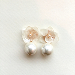 シャイニーパールとお花のピアス