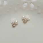 《送料無料》お花とパールのプチピアス(ホワイト)