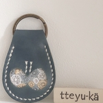 ミナペルホネンskyful light gray × 本革ちょうちょキーホルダー