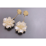 パール風✧︎フラワーピアス‧✧̣̥̇‧✦‧✧̣̥̇‧イヤリング不可
