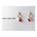 貼るピアス💎《手描き》苺のピアス