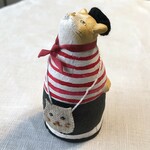 ねこのポシェットの猫 見上げる