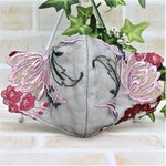 グレーの地にピンクとくすんだレッドの糸で大きなお花を刺繍したチュールレースのマスク