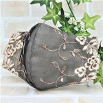 【再販】ブラック地にベージュのお花を刺繡してある、お洒落でシックなチュールレースのマスク