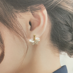 花びらのピアス（白）