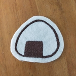6.5×7ｃｍ　目印ワッペン　大きなおにぎり　おむすび　お弁当　アイロン　かわいい　マーク　お名前入れます　