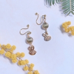 ちいさなミツバチイヤリング(ノンホールピアス)