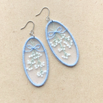 オーガンジー刺繍　かすみ草（水色）のピアス/イヤリング