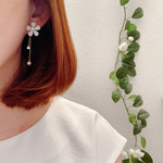 ゆらゆら揺れるフラワーパールピアス・フラワーピアス・パールピアス・2連チェーンピアス・フォーマルアクセサリー・入園式・入学式・卒園式・卒業式・チタンポスト・チェーンピアス・パールピアスフォーマル