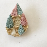しずくの中のしずく刺繍ブローチ