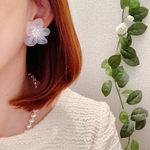 フラワーパールピアス・花レース・透け感ある上品ピアス・フォーマルピアス・母の日・揺れるピアス・フラワーピアス・パールピアスフォーマル・チタンポスト・チタンキャッチ・