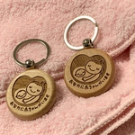 【送料無料】マタニティマーク キーホルダー（丸型）両面彫り 妊婦 ママ 妊娠 赤ちゃん またにてぃ 