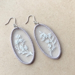 オーガンジー刺繍　レース風フラワーピアス/イヤリング（くすみピンク枠）
