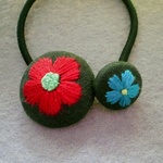 レッド＆ブルーグリーンのフラワー　刺繍のヘアゴム（ブラック）