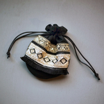 ✴︎再販✴︎インドブレード巾着ポーチ　刺繍　フリンジ　モノトーン　スパンコール　ゴールド　アクセサリーポーチ　リネン　麻　小物入れ