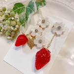 ゆらゆら揺れる*いちごとお花のイヤリング/ピアス