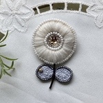 大人可愛い　ビーズ刺繍ブローチ　＊北欧風お花＊　ホワイト