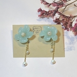 アクリルフラワーとパールのピアス