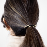 シンプルなゴールドウェーブのヘアゴム