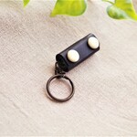 自転車鍵用などに…　小っちゃなレザー キーホルダー　牛革　ブラック色