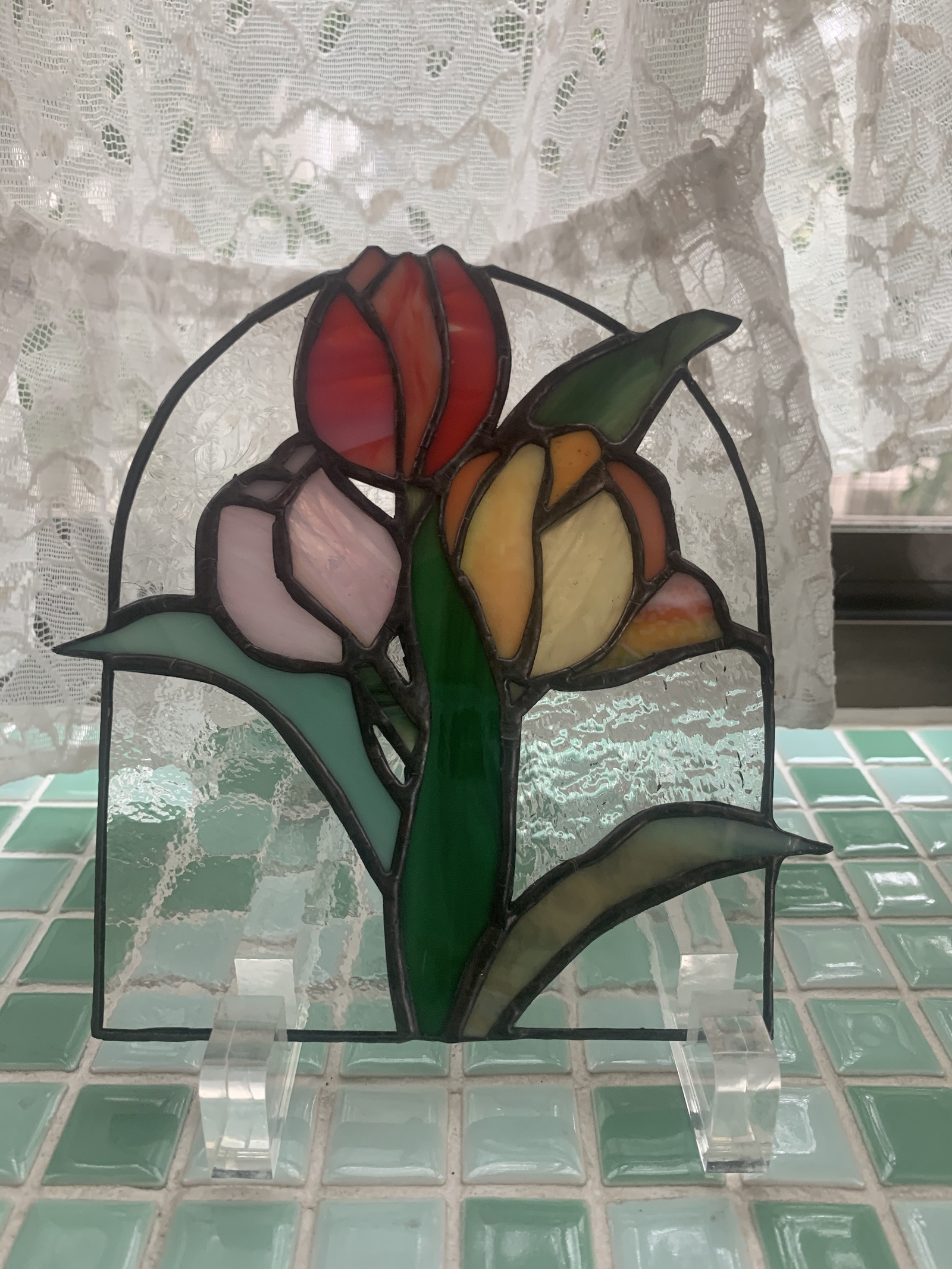 ステンドグラスパネル　　バラとチューリップ ステンドグラス チューリップの花束モチーフのパネル(特大サイズ