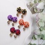 小さなお花と小さなゴールドのきらきらのピアス　イヤリング　樹脂ピアス　樹脂イヤリング　水引　和　和風