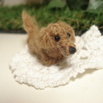 犬　ミニチュアダックスフンドベージュ（小）　イヤホンジヤック、ストラップ、ドールハウス