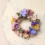 布花 ビオラと小花のリースブローチ
