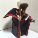 革の立つ化粧ポーチ　黒×赤L
