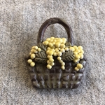 陶器　ミモザの花かごのブローチ