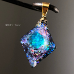 【再販】エメラルドの光を集めて。　蓄光　オルゴナイト　宇宙レジン　八面体　ネックレス ¡背面に天然石コイルを封入し、黒系になります！