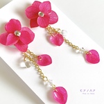 ◆紫陽花◆ウエディングにも◎ユラユラ揺れる花びらのピアス／イヤリング(ラズベリー)